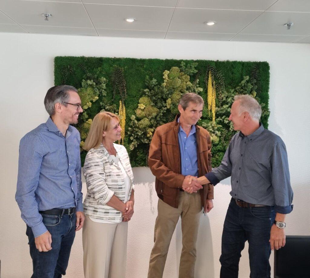 Werner Schnorf ( B+G Suisse AG), Rolf Weilenmann (TERRA Gartenbau AG), Karin Boller (TERRA Gartenbau AG) et Matthias Frick ( B+G Suisse AG) nach der Vertragsunterzeichnung. (von rechts nach links)